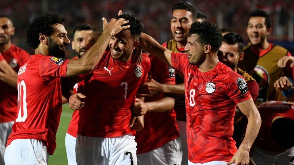 لاعبو منتخب مصر يحتفلون بهدف تريزيجيه