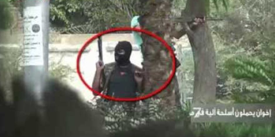 إخوان يحملون أسلحة آلية في اعتصام رابعة