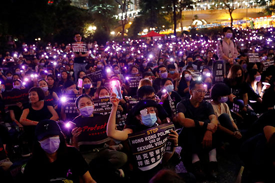 احتجاجات المتظاهرين فى هونج كونج على أضواء الهواتف المحمولة