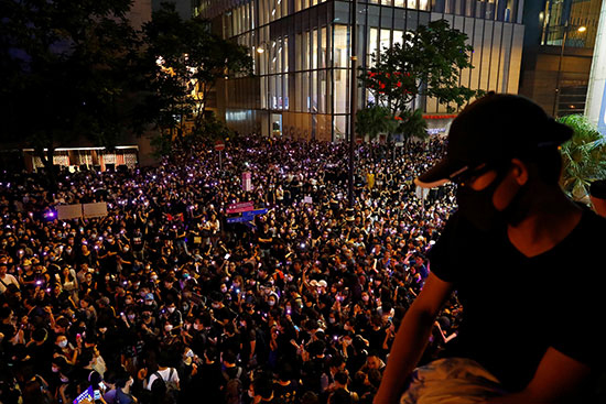 مئات المحتجين فى هونج كونج