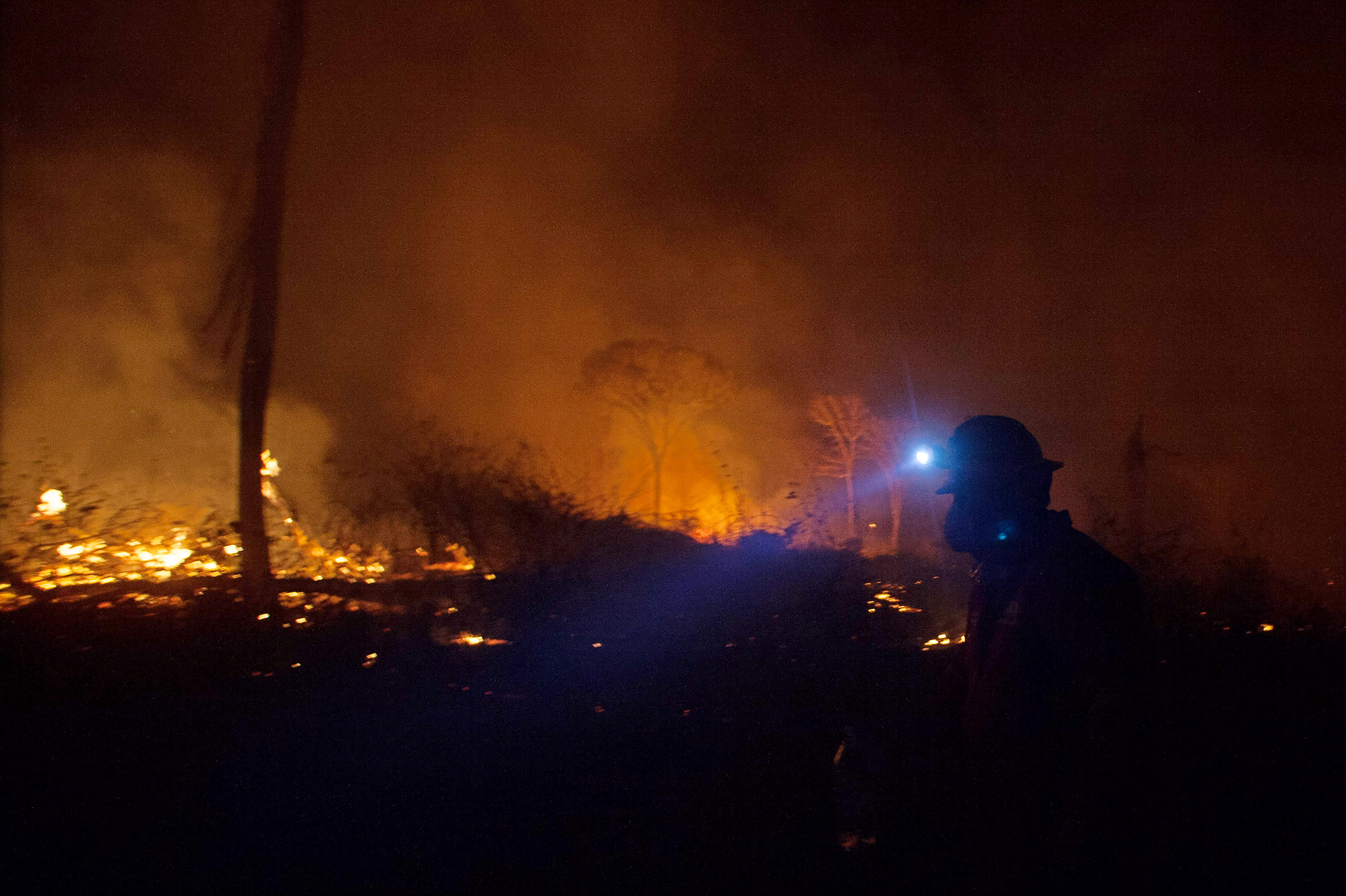 رجال الاطفاء وسط حرائق الغابات