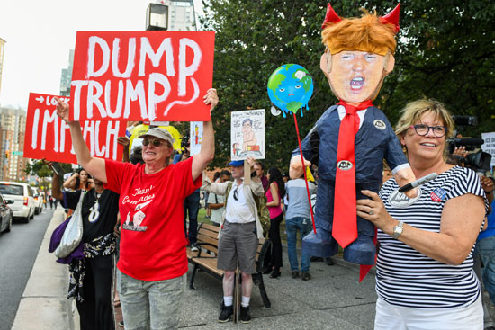 أمريكيون يستبقون زيار ترامب بمظاهرات ضده