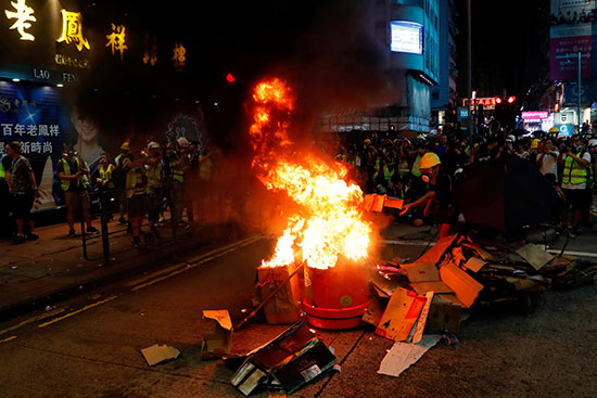 محتجون يشعلون النيران خلال مظاهراتهم