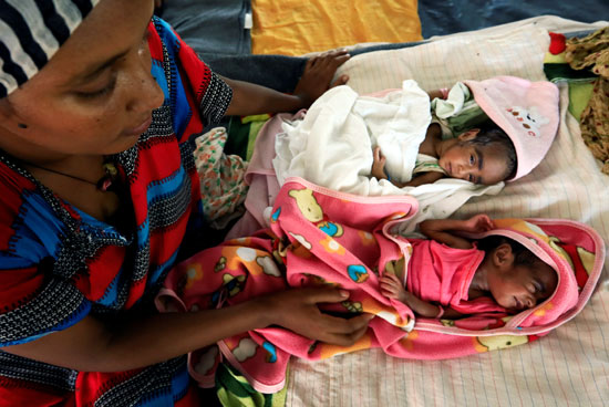 64809-امرأة-تهرب-بأطفالها-من-الحرب-في-إثيوبيا
