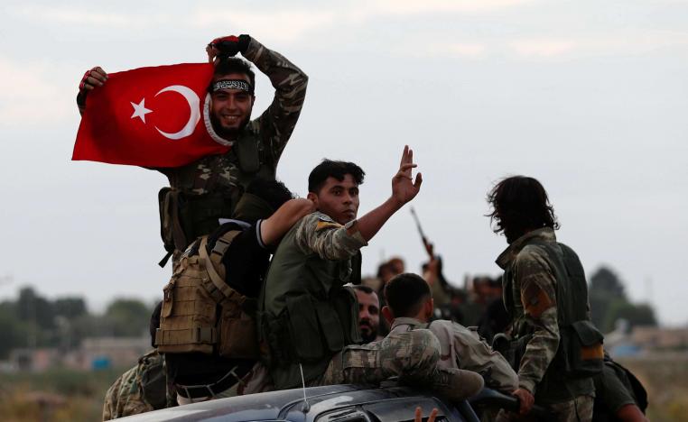 مرتزقة أردوغان يرفعون العلم التركي في ليبيا