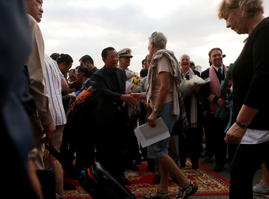 رئيس الوزراء الكمبودى حرص على استقبال ركاب السفينة