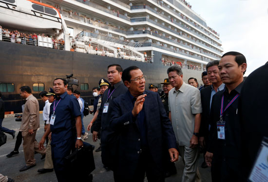 رئيس وزراء كمبوديا هون سين أثناء استقبال ركاب السفينة