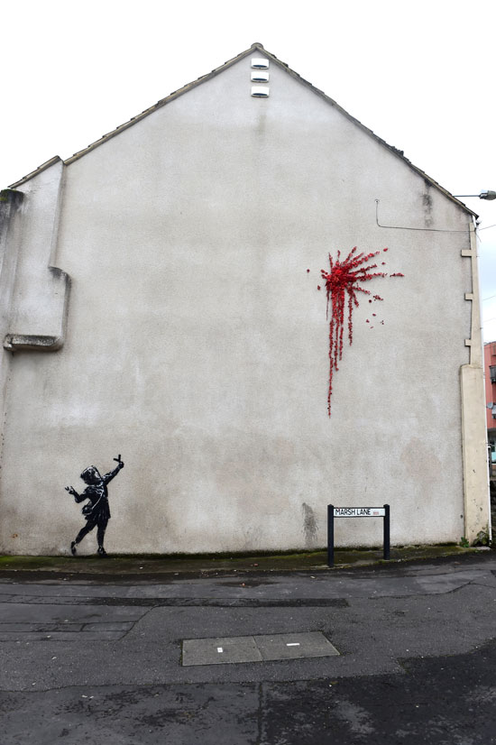 جدارية بانكسى تزين شوارع مدينة بريستول البريطانية