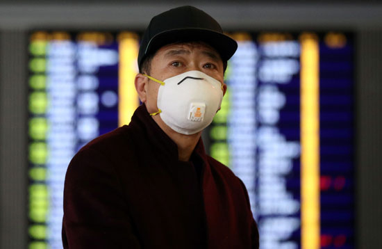مطار هونج كونج يكثف الإجراءات لحصار كورونا