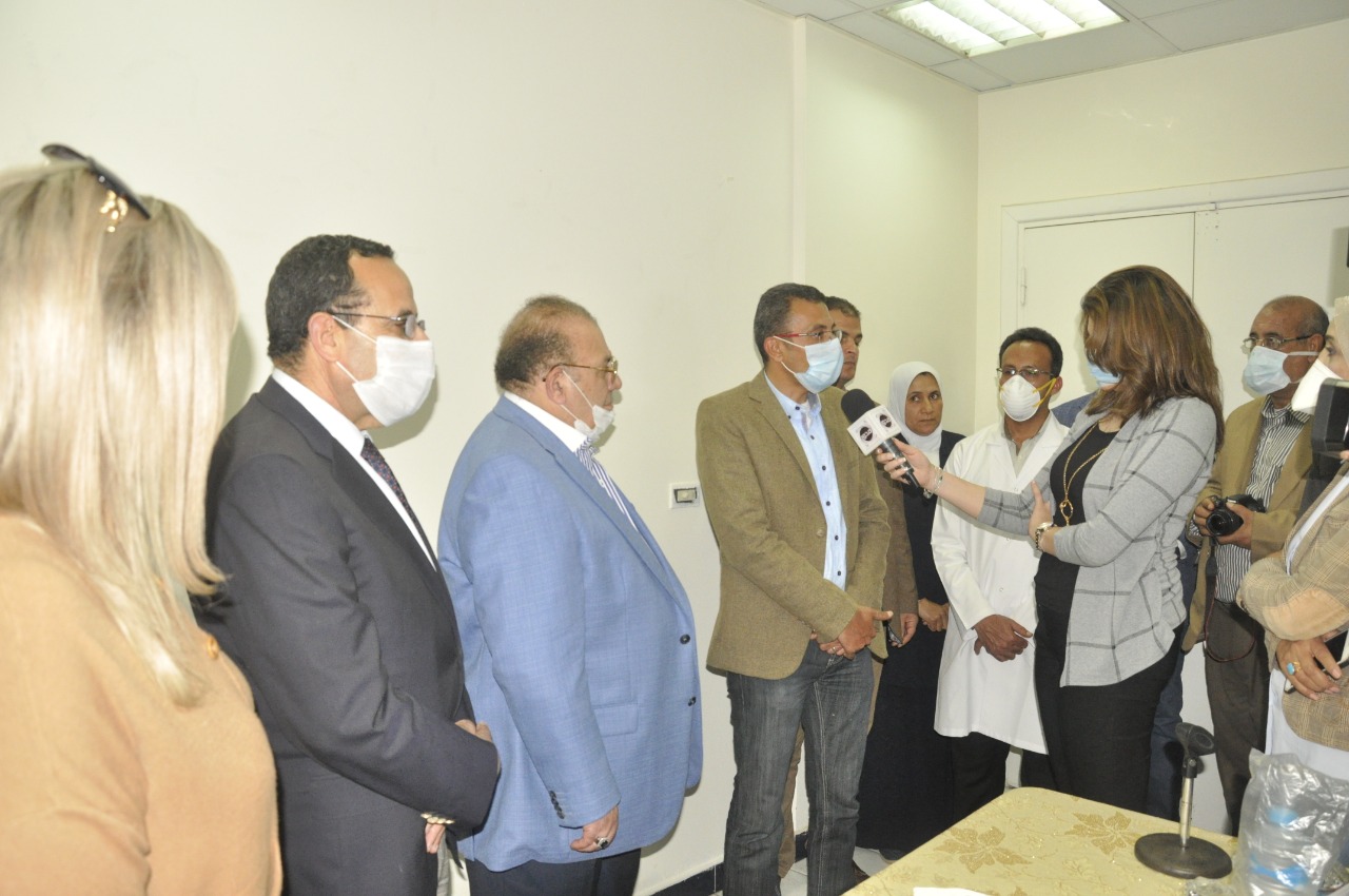 حسن راتب يزور مستشفى العريش ويقدم مساعدات طبية لمواجهة كورونا  (4)