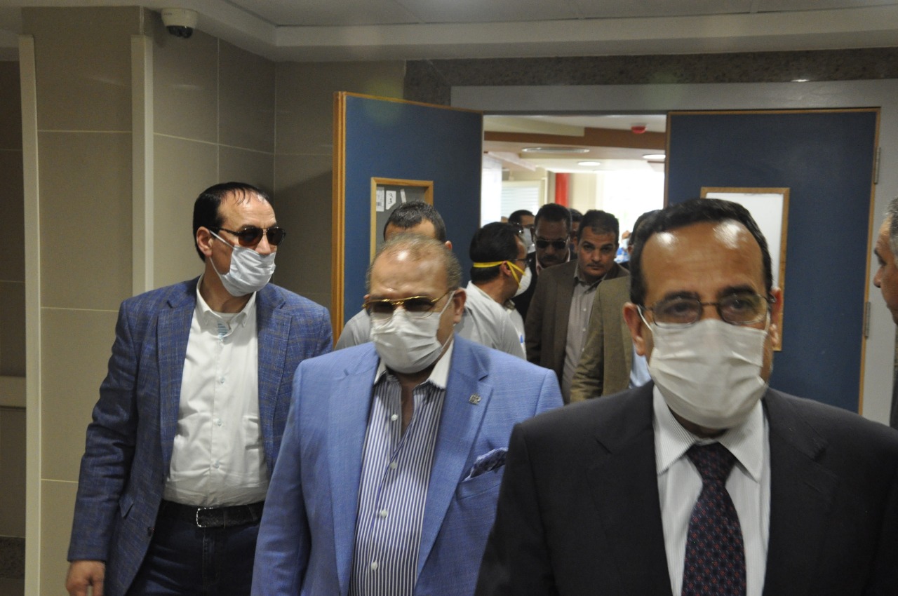 حسن راتب يزور مستشفى العريش ويقدم مساعدات طبية لمواجهة كورونا  (3)