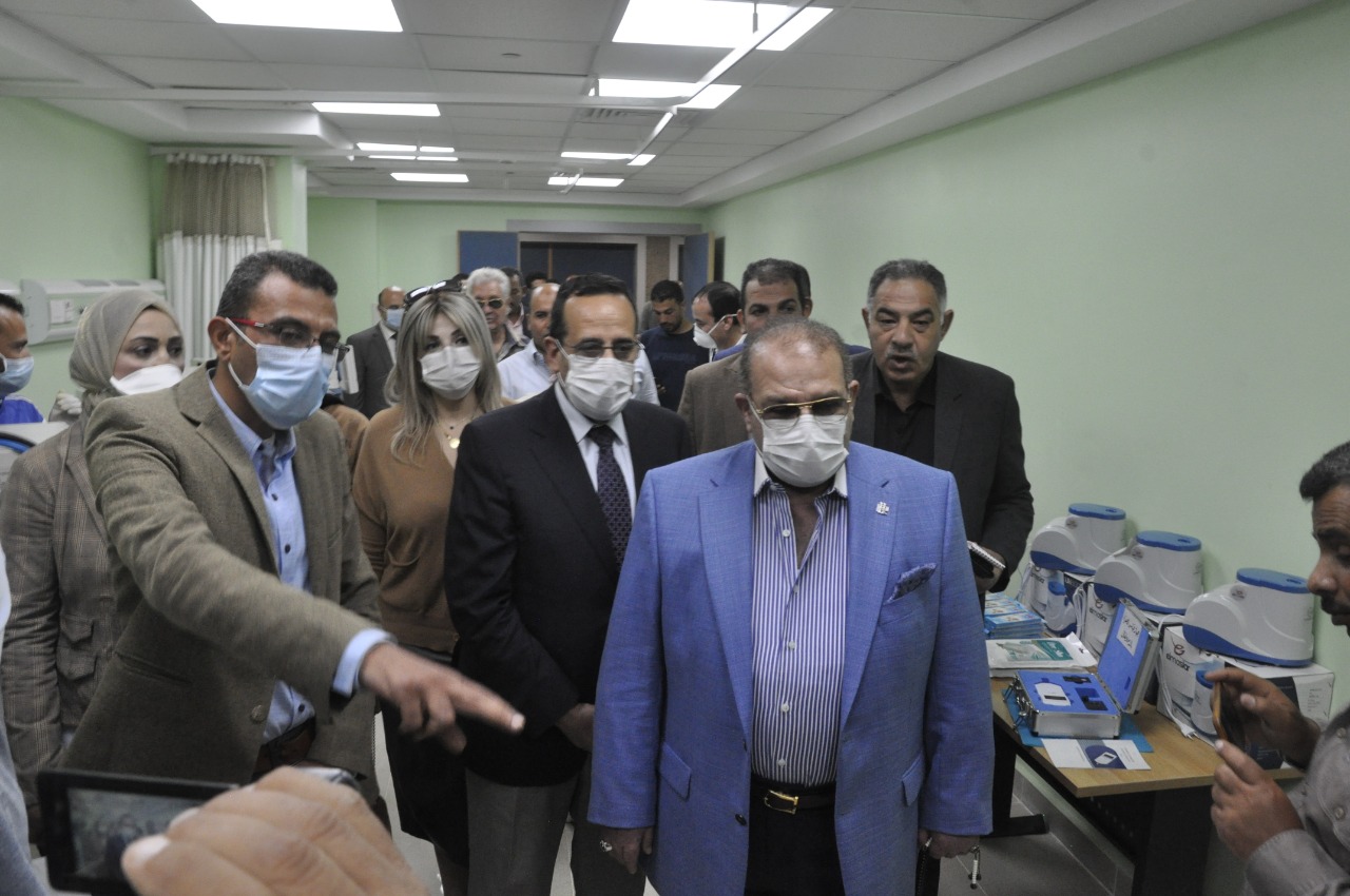حسن راتب يزور مستشفى العريش ويقدم مساعدات طبية لمواجهة كورونا  (1)