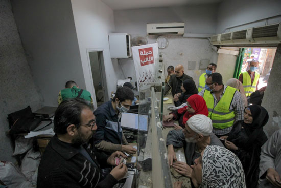 فرق عمل مكاتب النائب محمد أبو العينين خلال تنظيم صرف المعاشات (10)