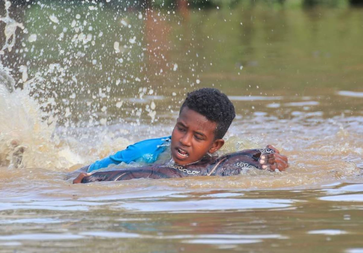 طفل يسبح في الفيضانات