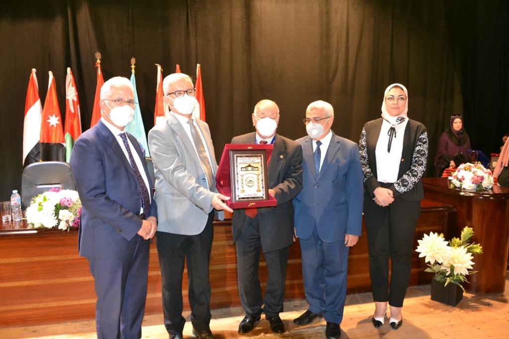 جامعة مصر للعلوم والتكنولوجيا تفوز بالمركز الأول للمرة السابعة فى مؤتمر اتحاد الجامعات العربية  (5)