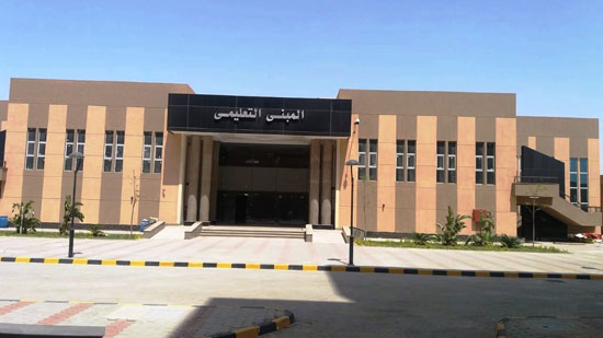 وزير-التعليم-العالي-يزور-مستشفى-العاشر-من-رمضان-الجامعى--(9)