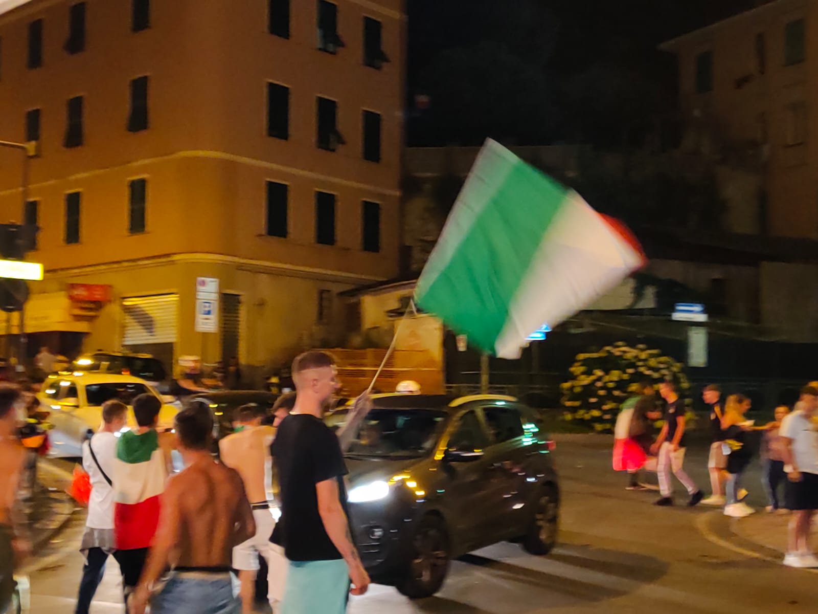 143864-الايطاليون-يحتفلون-بالاعلام-فى-الشوارع