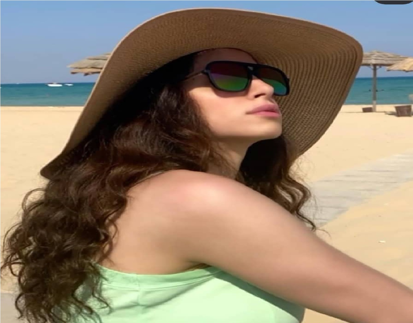 آمال ماهر ترد علي شائعة أختفائها بصور من علي البحر أثناء قضاء عطلتها  الصيفية وتعلق: 