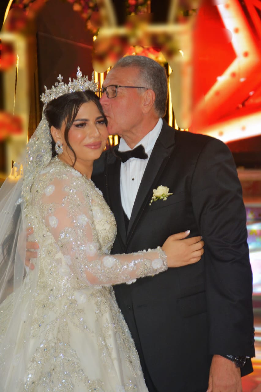 اللواء اشرف عبد القادر مع كريمته العروسة