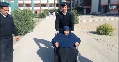 سيدة على كرسي متحرك تدلى بصوتها في الانتخابات الرئاسية بكفر الشيخ