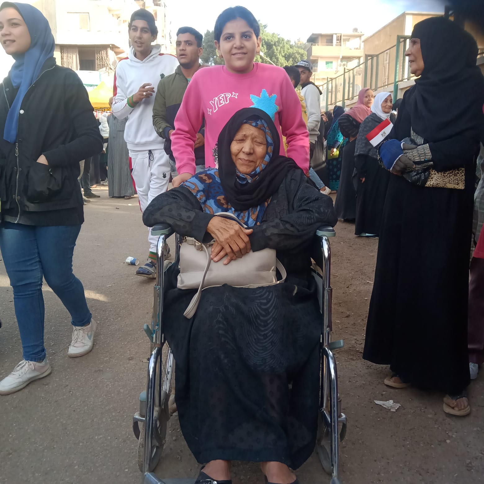 الحاجة أم مصطفي تصطحب حفيدتها معها أمام اللجنة الانتخابية