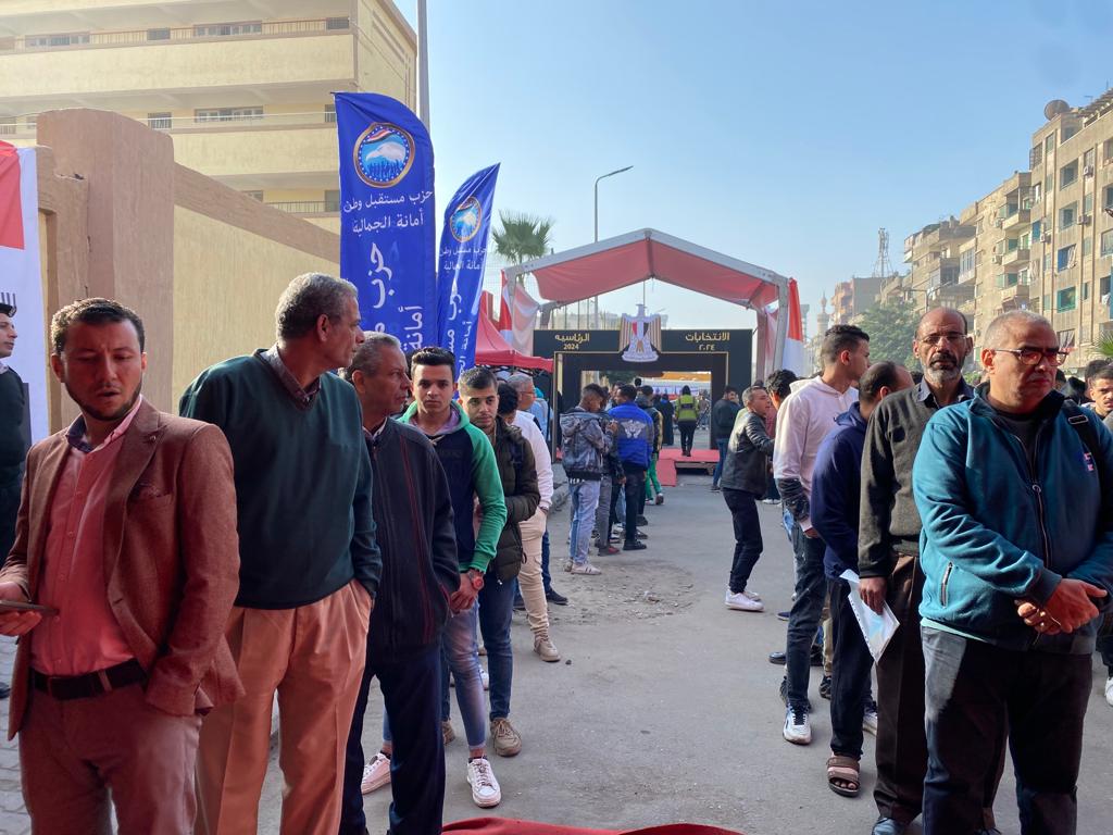 طوابير الناخبين أمام اللجان الانتخابية بالجمالية طوابير الناخبين أمام اللجان الانتخابية بالجمالية