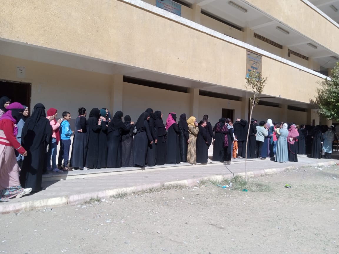 118512-طوابير-للنساء-بلجنة-الرحمانية-قبلى-فى-نجع-حمادى-(4)