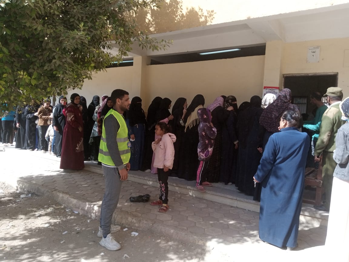 121868-طوابير-للنساء-بلجنة-الرحمانية-قبلى-فى-نجع-حمادى-(1)