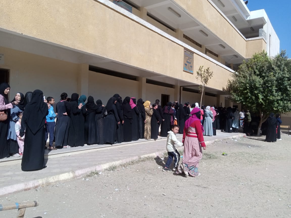 130803-طوابير-للنساء-بلجنة-الرحمانية-قبلى-فى-نجع-حمادى-(2)