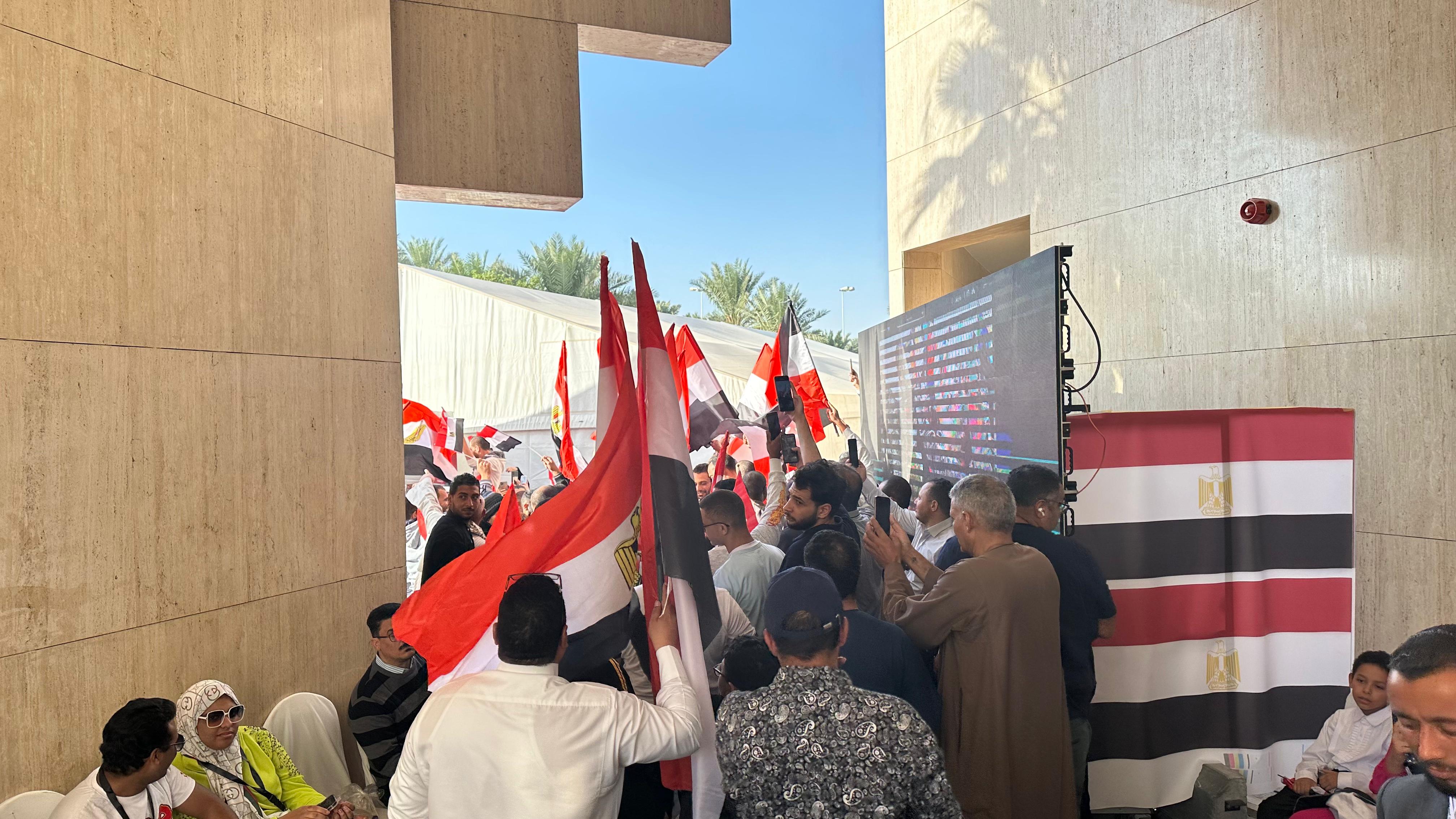 المصريين فى السعودية يدلون باصواتهم فى انتخابات الرئاسة المصريين فى السعودية يدلون باصواتهم فى انتخابات الرئاسة