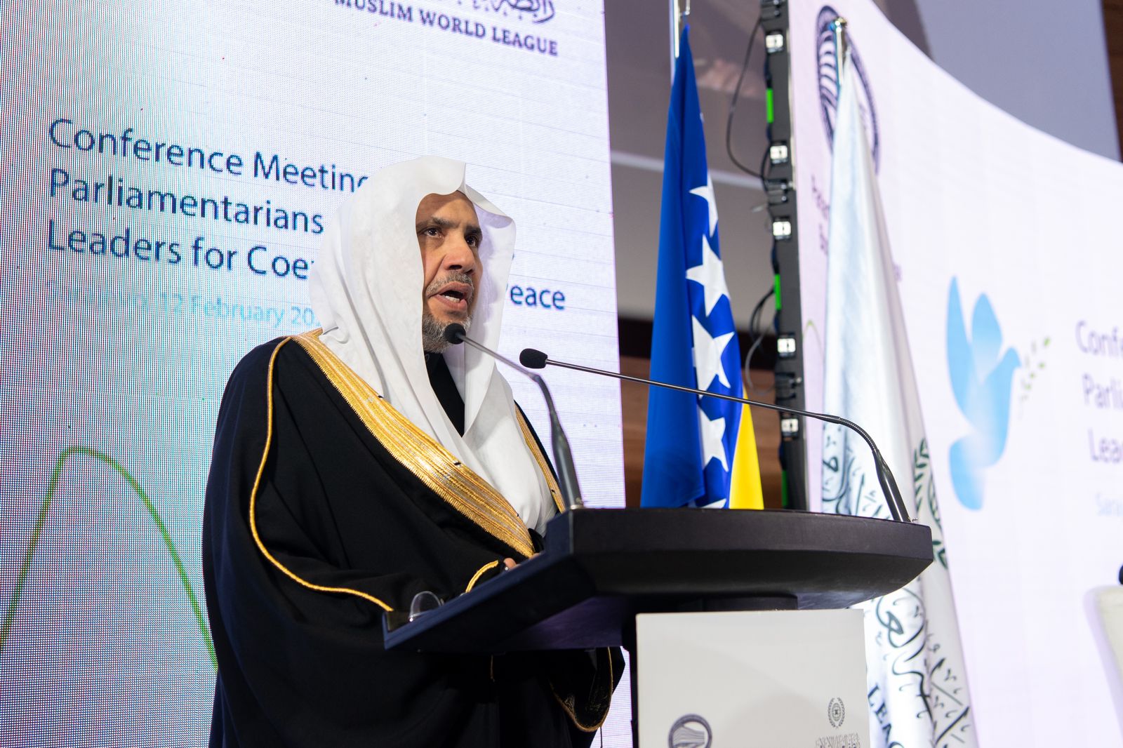 الشيخ العيسى متحدثا في المؤتمر.