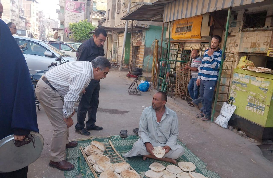 محافظ الدقهلية خلال جولته بالمخابز والأسواق