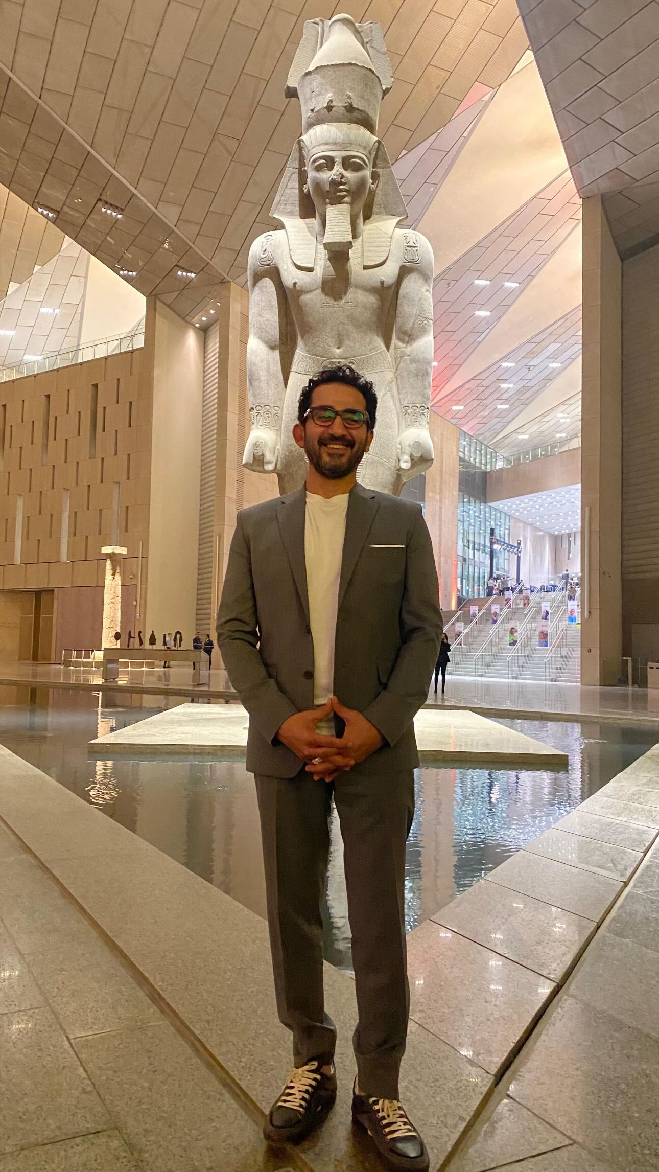 378340-احمد-حلمي-داخل-المتحف-امام-تمثال-رمسيس