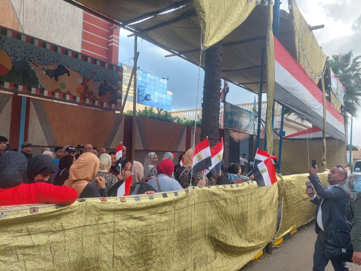 176419-توافد-الناخبين-على-دائرة-الجمرك-فى-الإسكندرية-(1)