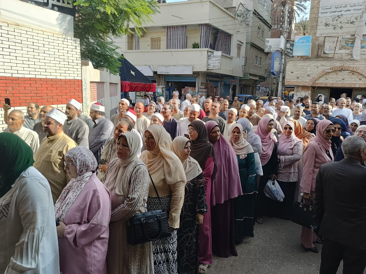 239248-توافد-الناخبين-على-لجان-البحيرة-للإدلاء-بأصواتهم-بانتخابات-مجلس-النواب-2025-(1)