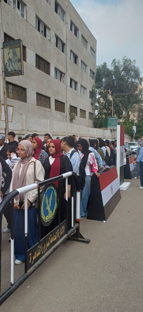 114045-طابور-من-الشباب-والفتيات-فى-لجنة-مدرسة-عباس-العقاد-(2)