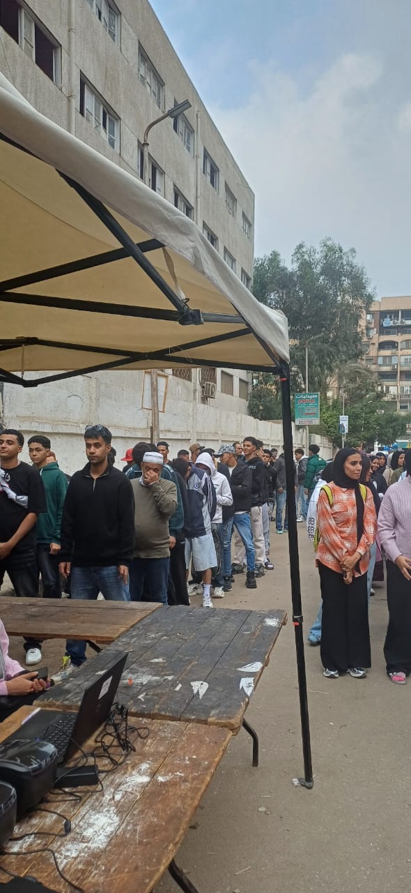 114415-طابور-من-الشباب-والفتيات-فى-لجنة-مدرسة-عباس-العقاد-(9)