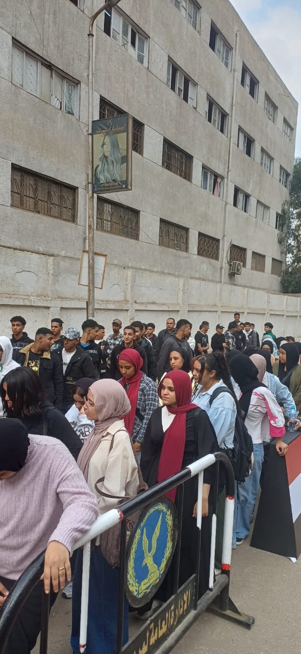 125606-طابور-من-الشباب-والفتيات-فى-لجنة-مدرسة-عباس-العقاد-(4)