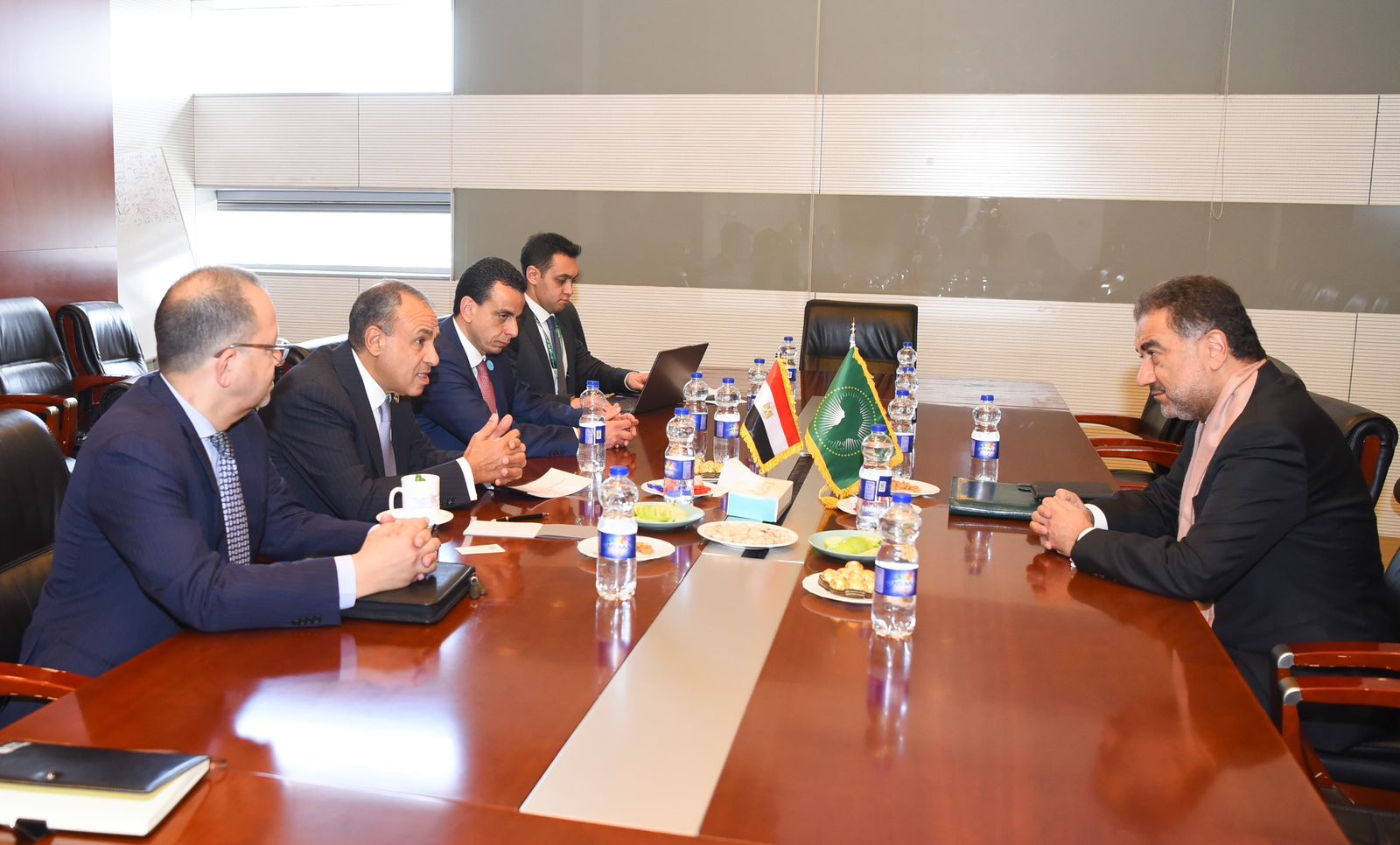 وزير الخارجية مع فتح الله سجلماسي، مدير عام مفوضية الاتحاد الأفريقي وزير الخارجية مع فتح الله سجلماسي، مدير عام مفوضية الاتحاد الأفريقي