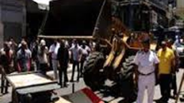 إزالة تعديات ورفع إشغالات المحال والمقاهي بحي البساتين   