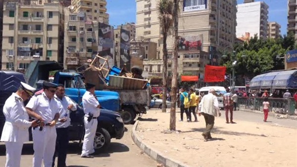 إزالة تعديات ورفع إشغالات المحال والمقاهي بحي المعادي   