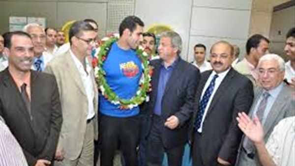  "عبدالعزيز" يستقبل اللاعب إيهاب عبدالرحمن ب" مطار القاهرة"  