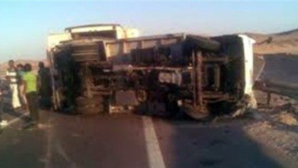 مصرع موظف وإصابة 2 فى حادث انقلاب     سيارة بطريق سوهاج - البحر الأحمر 