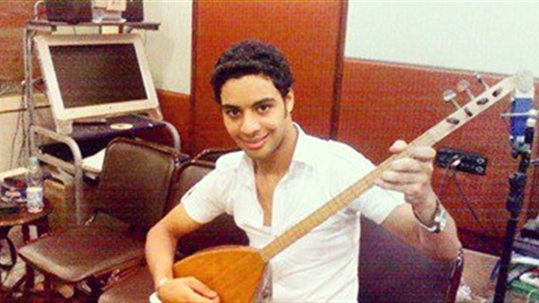 أحمد جمال فى منزل الموسيقار الراحل عمار الشريعى مع آلة الصاز التركى أحمد جمال فى منزل الموسيقار الراحل عمار الشريعى مع آلة الصاز التركى