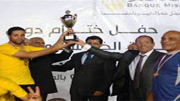مساعد وزير الشباب يسلم شباب " المنصورة " كأس " بنك مصر " من الاسكندرية مساعد وزير الشباب يسلم شباب " المنصورة " كأس " بنك مصر " من الاسكندرية