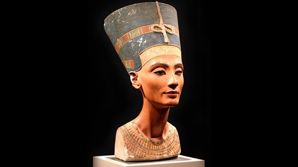 وزير الآثار يستعين بعالم بريطاني للبحث عن نفرتيتي وزير الآثار يستعين بعالم بريطاني للبحث عن نفرتيتي