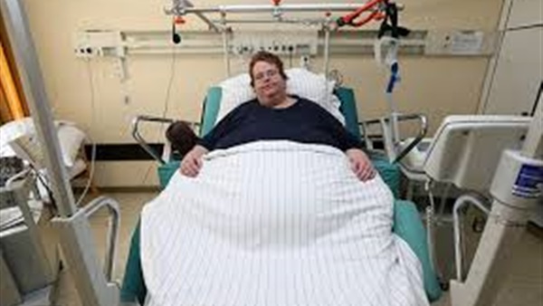 بالفيديو ... بدين يستعيد  طفولته فى  غرفة العمليات