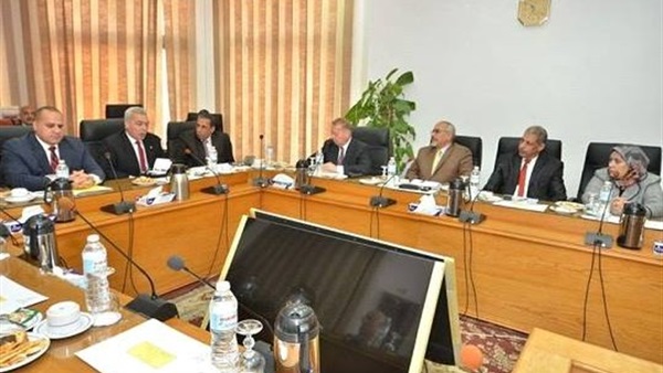 رئيس جامعة بورسعيد يبحث استعدادات  العام الجامعي الجديد 