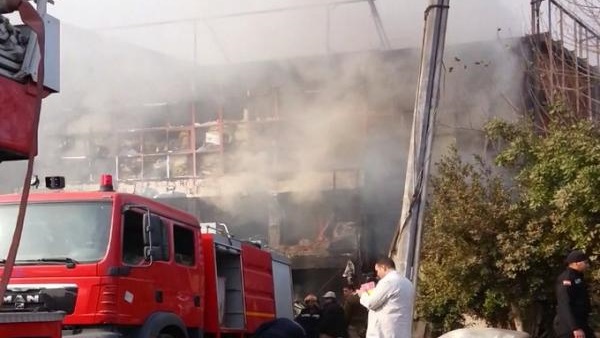 الدفع بـ7 سيارات إطفاء للسيطرة على حريق العربية للأسمنت بالسويس الدفع بـ7 سيارات إطفاء للسيطرة على حريق العربية للأسمنت بالسويس