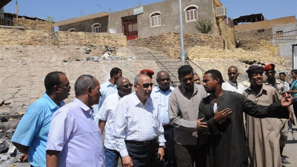 محافظ أسوان يوجه بصرف تعويضات للمتضررين بالشلال محافظ أسوان يوجه بصرف تعويضات للمتضررين بالشلال